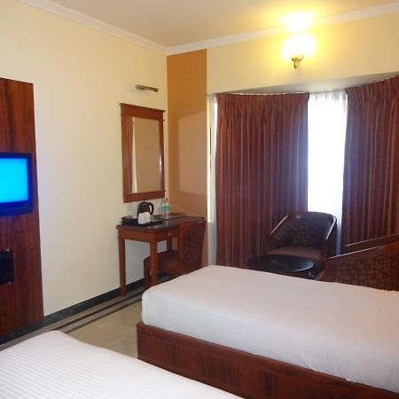 Hotel Grand Palace Chennai Zewnętrze zdjęcie