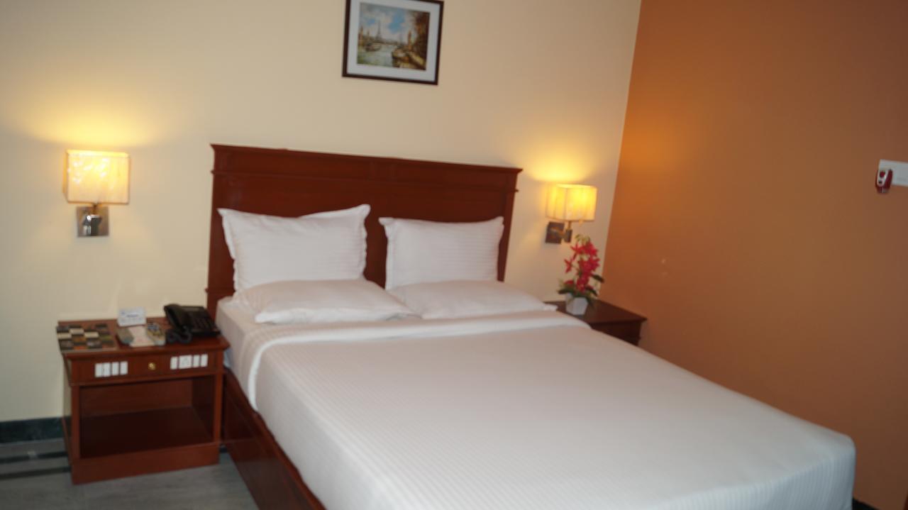 Hotel Grand Palace Chennai Zewnętrze zdjęcie