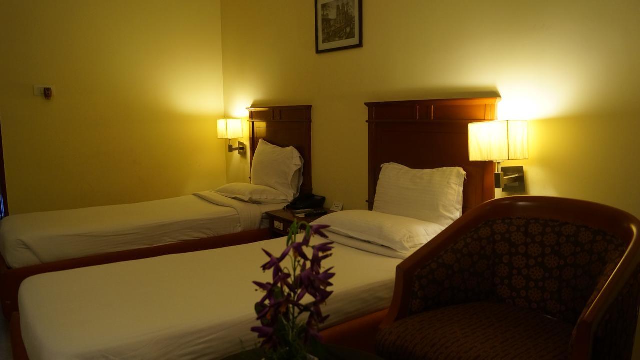 Hotel Grand Palace Chennai Zewnętrze zdjęcie