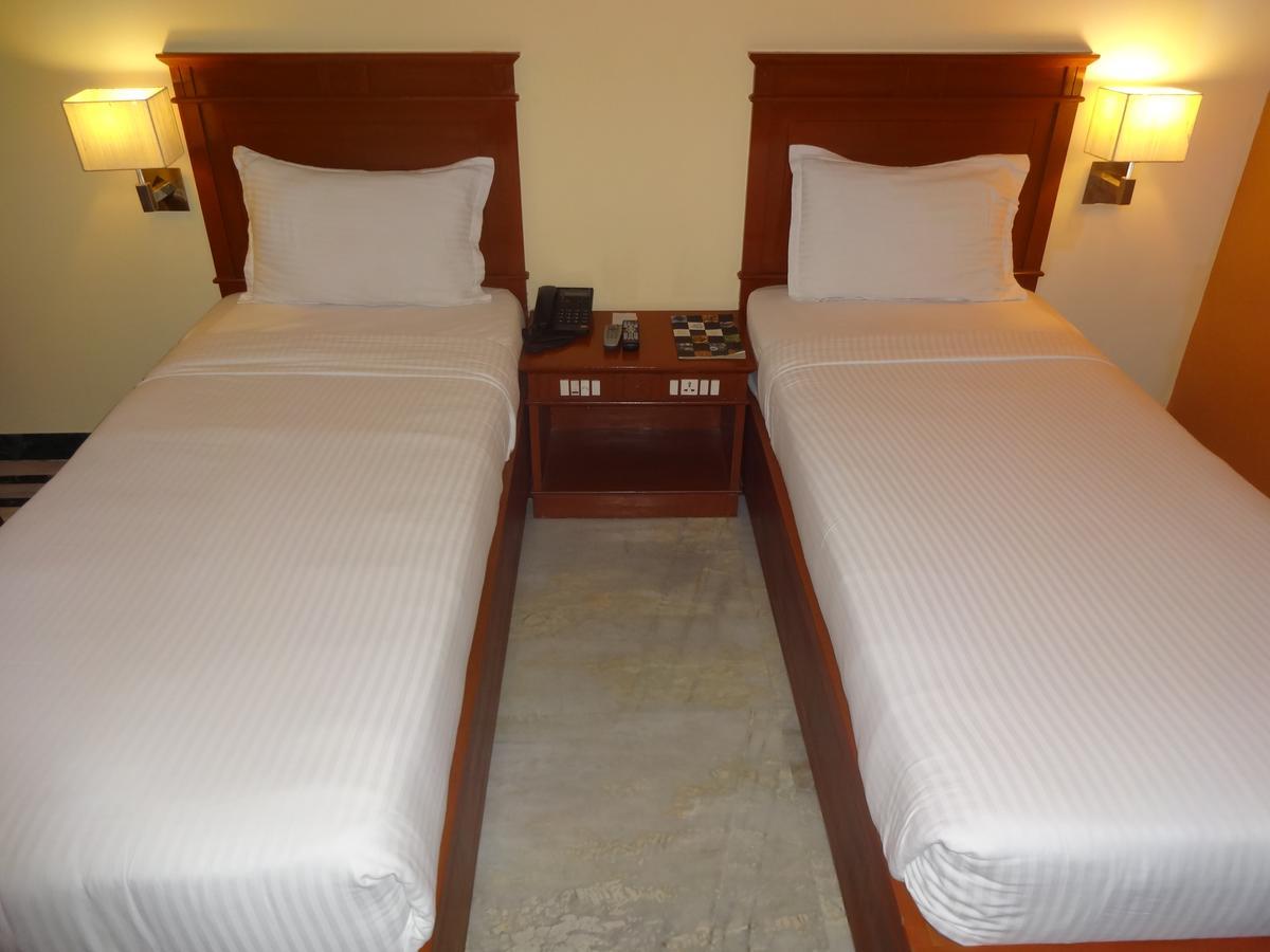 Hotel Grand Palace Chennai Zewnętrze zdjęcie